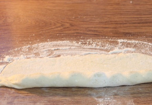 1. Этап. Творожное печенье с виноградом кишмиш: 10. Закрываем виноград и скатываем лепешку в рулет.