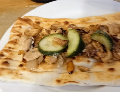 1. Этап. Грибная шаурма со свежими огурцами: Персидские лепешки смазать тонким слоям майонеза. Выложить грибную смесь и затем огурцы. Приятного аппетита!