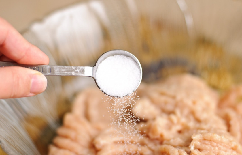 1. Этап. Куриные котлеты с плавленым сыром: 5. Приправляем фарш солью и перцем по вкусу. Включаем духовку нагреваться на 175 градусов.