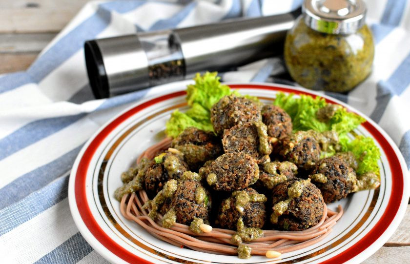 1. Этап. Вегетарианские фрикадельки с соусом песто: Подавайте фрикадельки с салатом и лапшой – лучше с гречневой собой, она отлично сочетается с чечевицей – полив их соусом песто.