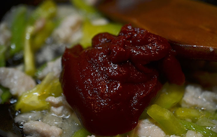 1. Этап. Закусочные трубочки с курицей и овощами: Добавьте томатную пасту и морковь.