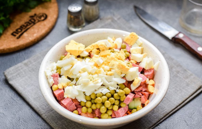 1. Этап. Салат Палитра: Куриное яйцо отварите 10 минут и остудите, нарежьте небольшими кубиками и добавьте в салат.