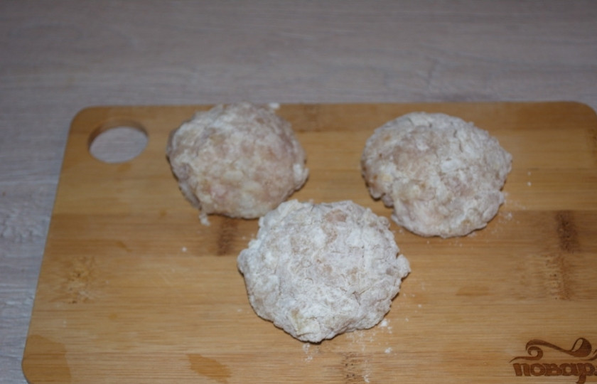 1. Этап. Куриные тефтели в сметанном соусе: Из полученного фарша сформируйте круглые изделия. Обваляйте их в муке.