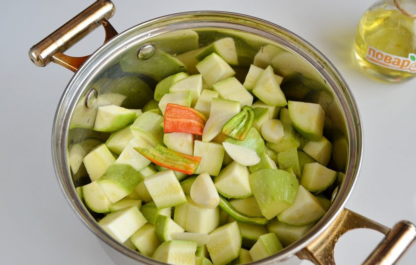 1. Этап. Икра кабачковая острая: 2. Порежьте кабачки небольшими кусочками, положите в антипригарную или с толстым дном кастрюлю. К кабачкам добавьте чеснок, перец чили. Поставьте на плиту, огонь маленький, варите до мягкости кабачков. Периодически перемешивайте.