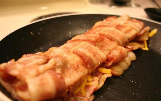 1. Этап. Бекон с сыром: 6. Осталось только аккуратно свернуть в рулет, обжарить еще буквально пару минут, и бекон с сыром в домашних условиях готов к подаче.