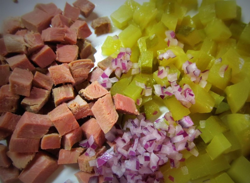 1. Этап. Салат с говядиной и свеклой: Мясо, огурцы, лук порезать.