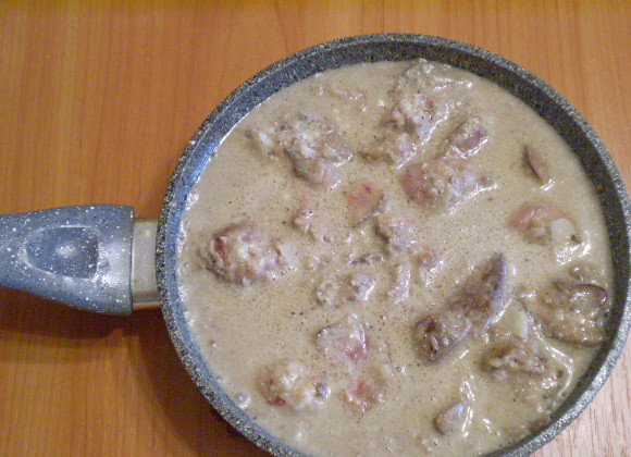 1. Этап. Печень, тушеная в сметане: 6. Вливаем воду и тушим под крышкой на медленном огне 15-20 минут.