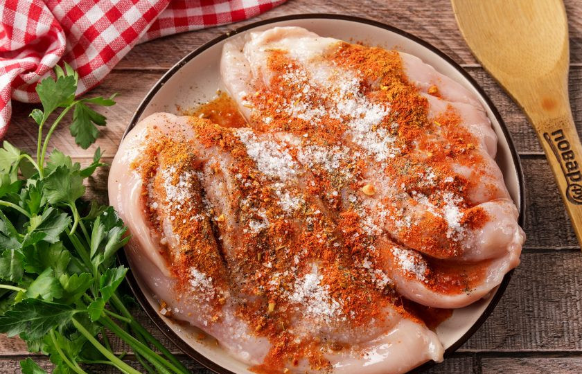 1. Этап. Шаурма в аэрогриле: Полейте мясо соком лимона, посыпьте солью и специями на свой вкус.