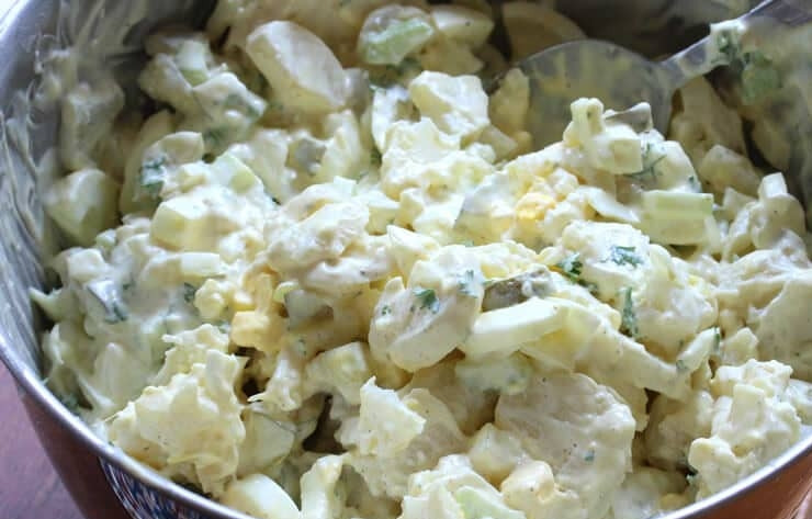 1. Этап. Классический картофельный салат: 5. Аккуратно перемешайте салат, по вкусу добавьте соль и перец. Лучше отправьте его на ночь в холодильник или настаивайте минимум 2-3 часа.