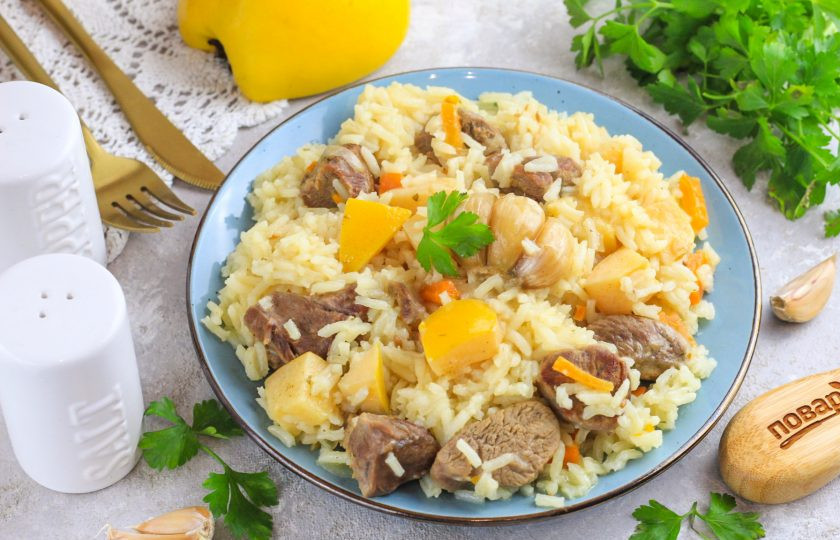 1. Этап. Плов с айвой и говядиной: Выложите ароматный плов на тарелку и подайте к столу горячим. Можно дополнить его соусами, сметаной и т.д.