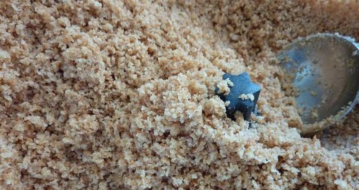 1. Этап. Чизкейк с ягодами: Крекеры перемолите в крошку в блендере. Добавьте к ним масло, соль, 2 ст. ложки сахара. Перемешайте.