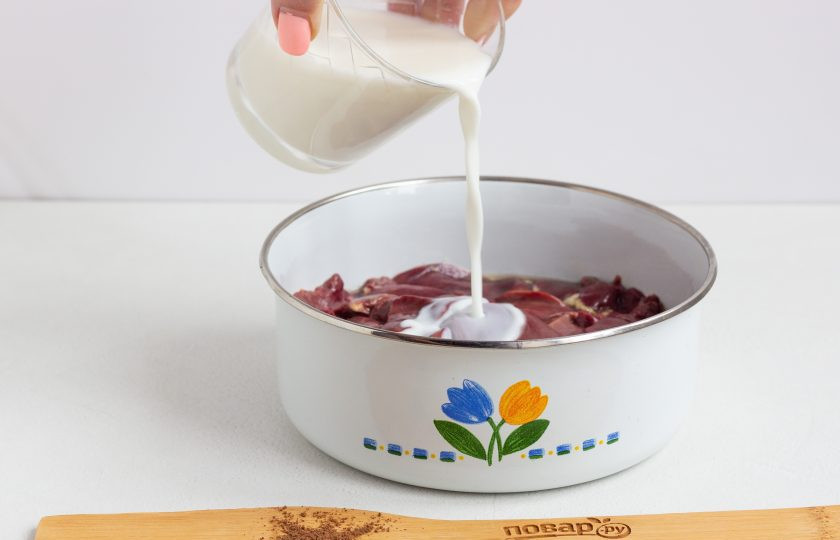 1. Этап. Запеченный печеночный паштет: Печень помойте, залейте молоком и оставьте на 2-3 часа. Затем откиньте на дуршлаг.