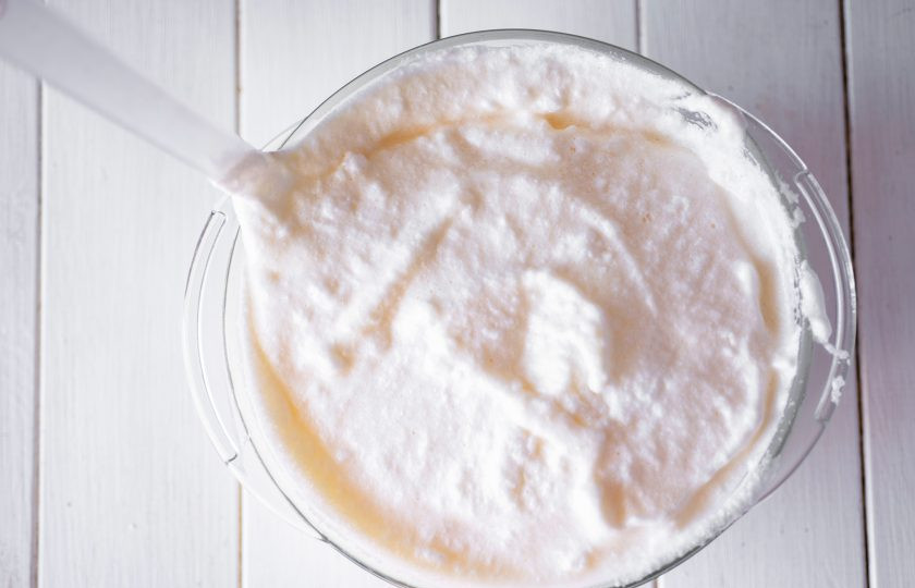 1. Этап. Торт с вишней и ананасом: Аккуратными движениями лопатки вмешайте белковую массу в желтковую до полного объединения.