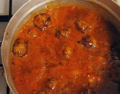 1. Этап. Ежики из говядины: Все обжаренные тефтели перекладываем в кастрюлю с томатным соусом. Уменьшаем огонь и накрываем кастрюлю крышкой. Тушим тефтели в течение 20-25 минут. Если потребуется то время тушения увеличиваем до полной готовности риса.