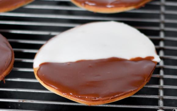 1. Этап. Печенье в шоколадно-медовой глазури: 8. Заполнить вторую половину печенья шоколадной глазурью.