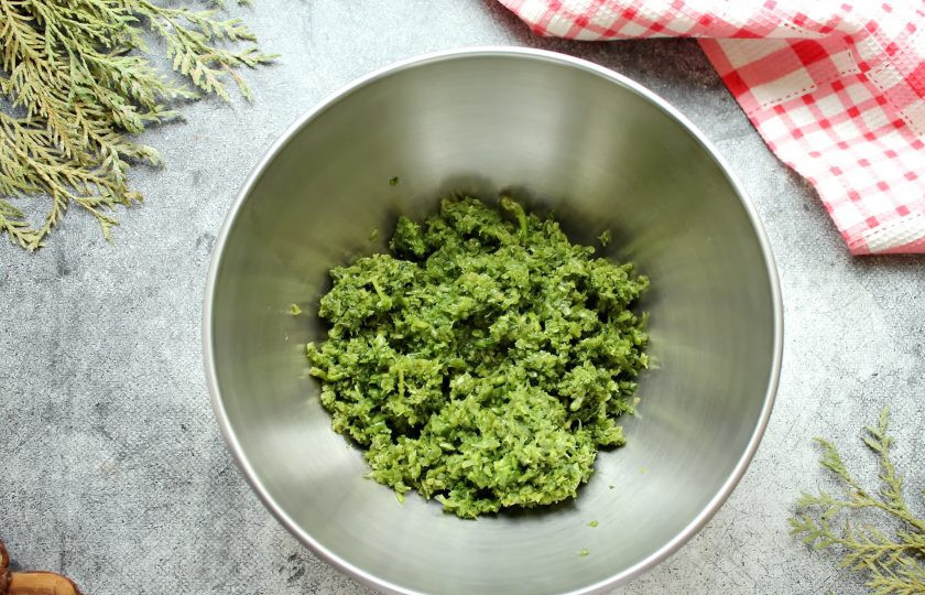 1. Этап. Стрелки чеснока с крыжовником на зиму: У чесночных стрелок отрежьте бульбочки, порежьте на кусочки и пропустите через мясорубку с мелкой решеткой.