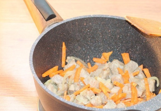 1. Этап. Поджарка с подливкой и лапшой: 7. Затем морковь. Жарьте все вместе еще 5 минут.