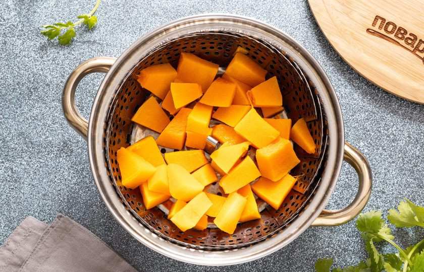 1. Этап. Тыквенный хумус: Тыкву очистите от кожуры, удалите семечки и нарежьте кубиками. Отварите на пару около 10-12 минут до мягкости.