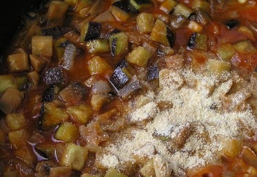 1. Этап. Спагетти с баклажанно-грибным соусом: Посолите, поперчите, добавьте базилик. Для баланса вкуса по желанию добавьте щепотку сахара. Тушите минут 10 до готовности.