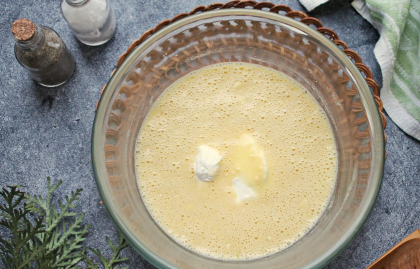 1. Этап. Вкусные блины с легким: Добавьте в миску сметану и снова перемешайте венчиком.