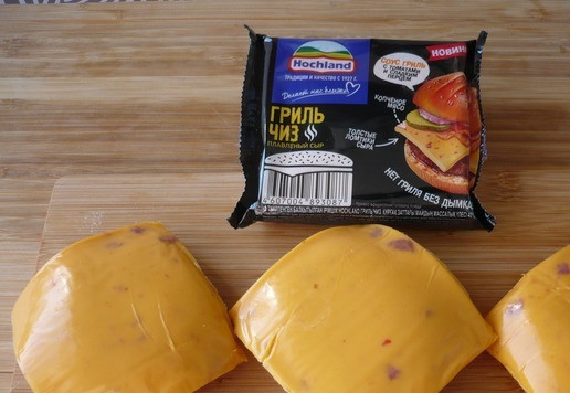 1. Этап. Бургеры в техасско-мексиканском стиле: Накройте каждую котлету ломтиком плавленого сыра.