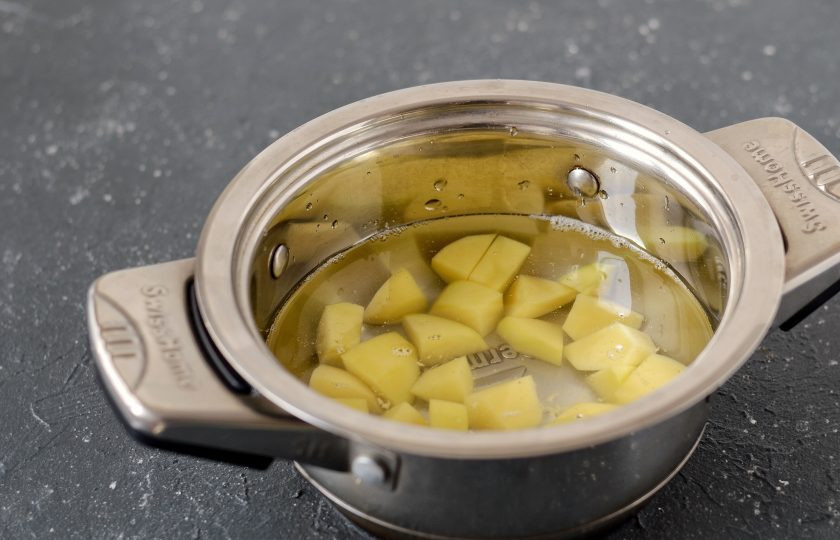 1. Этап. Детокс суп: Отварите очищенный картофель в воде. Бульон процедите, картофель отложите. Его в рецепте мы использовать не будем.