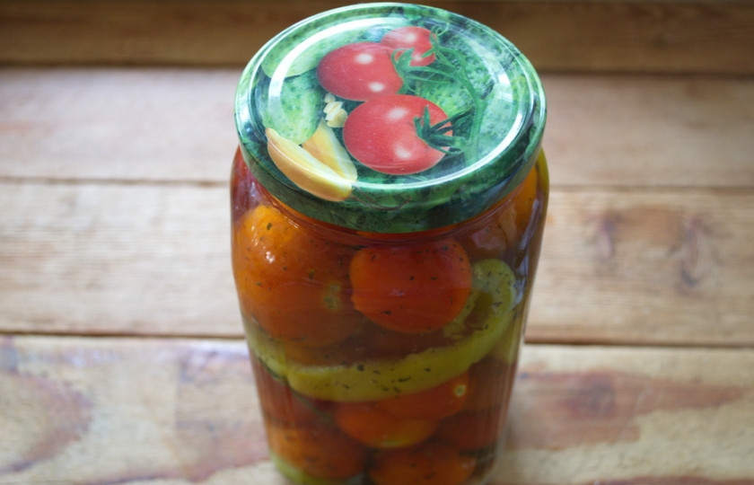 1. Этап. Консервированные помидоры на зиму: Залейте помидоры снова рассолом. Закройте крышки и закатайте.