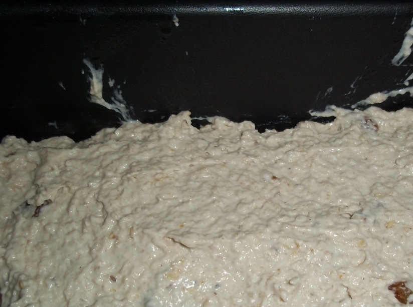 1. Этап. Ирландский хлеб овсяный: Всыпьте муку и замешайте тесто. Выложите его в жаропрочную форму, смазав её маслом.