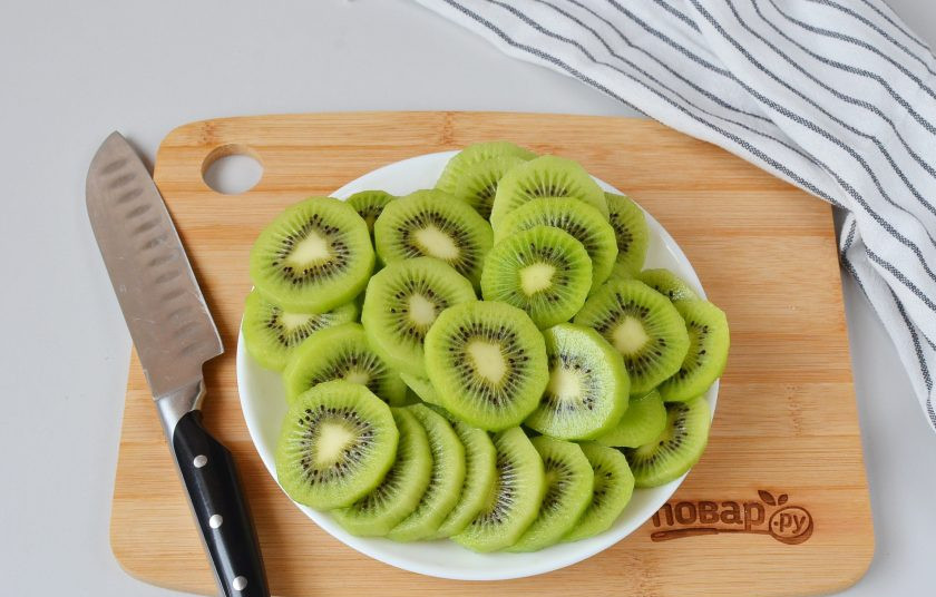 1. Этап. Цукаты из киви: Вымойте киви, снимите кожицу. Плоды порежьте кружочками, толщина 6-7 мм., тонко не нужно, это же цукаты, а не чипсы.