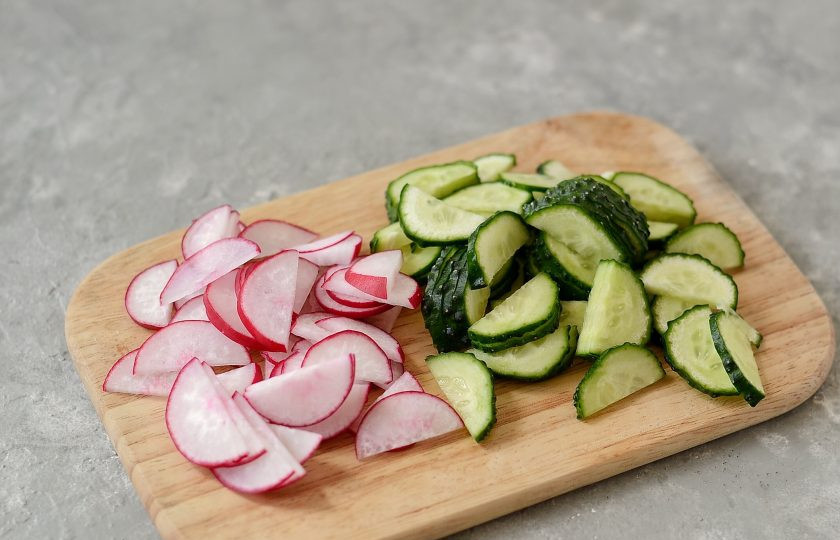 1. Этап. Салат из кольраби и редиса: Огурцы и редис помойте, нарежьте полукольцами.