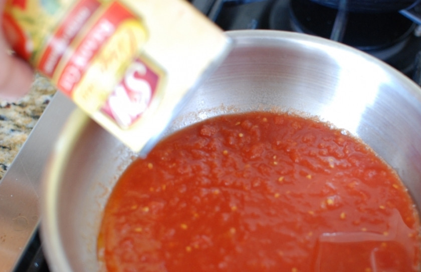 1. Этап. Тортеллини в сливочном соусе: Добавляем томатную пасту, доводим до кипения.