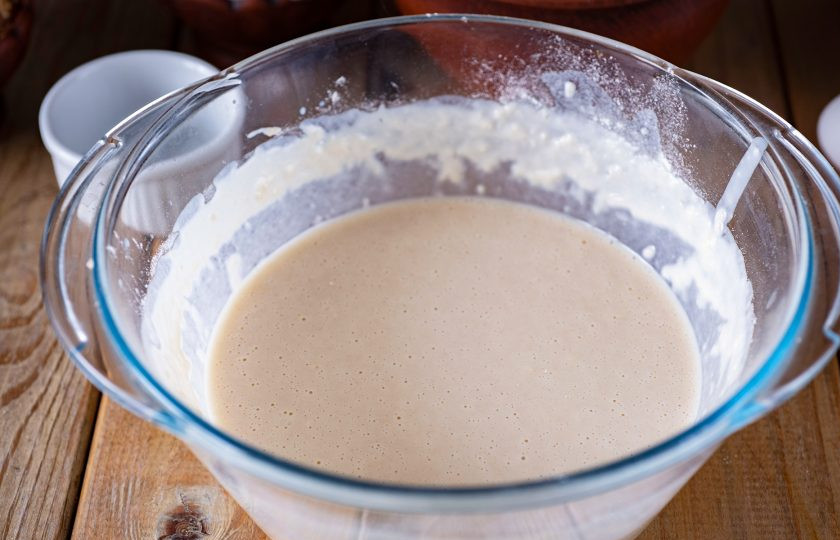 1. Этап. Булочки с грецкими орехами и корицей: Все эти ингредиенты перемешаем до полного исчезновения комочков — это опара. Миску с опарой накроем кухонным полотенцем и оставим на столе на 30 минут.