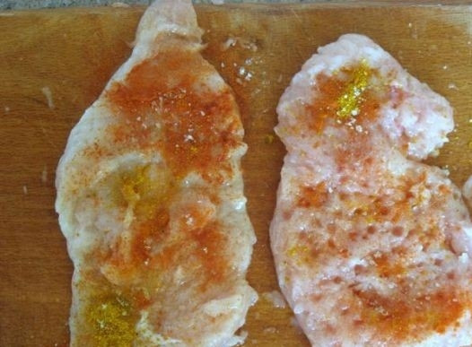 1. Этап. Куриная отбивная с ананасом: 2. Отбивные натиреть солью и специями.