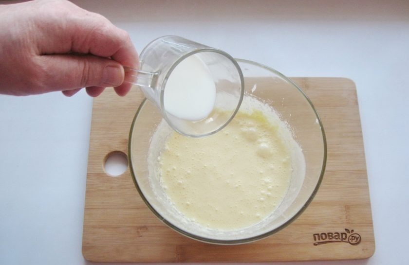 1. Этап. Лимонный кекс с изюмом: Влейте молоко и снова перемешайте до однородной консистенции.