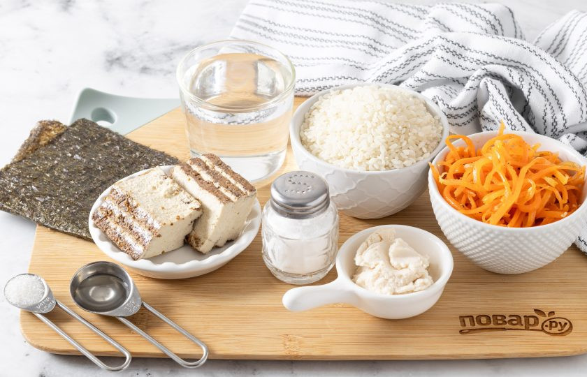 1. Этап. Онигири с корейской морковью: Подготовьте все ингредиенты.