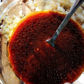 1. Этап. Индейка и салат-латук: Хорошенько перемешайте.