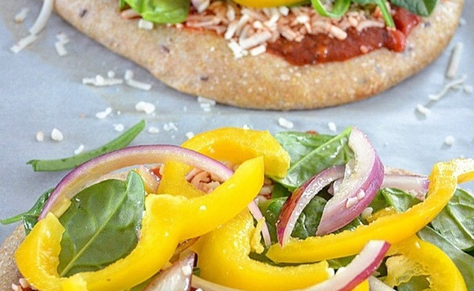 1. Этап. Овощная пицца с моцареллой: 4. Промойте и очистите лук, болгарский перец, тонко нарежьте. В большой миске перемешайте лук и перец с оливковым маслом. Посыпьте коржи тертым сыром 