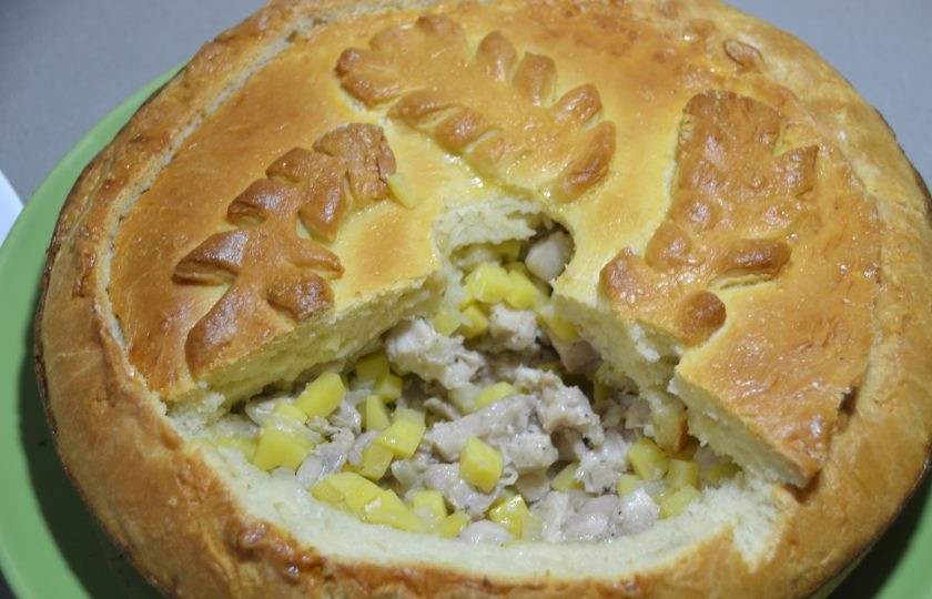 1. Этап. Чувашская хупла: Можно резать пирог обычным образом на порционные кусочки, а можно подрезать корочку.