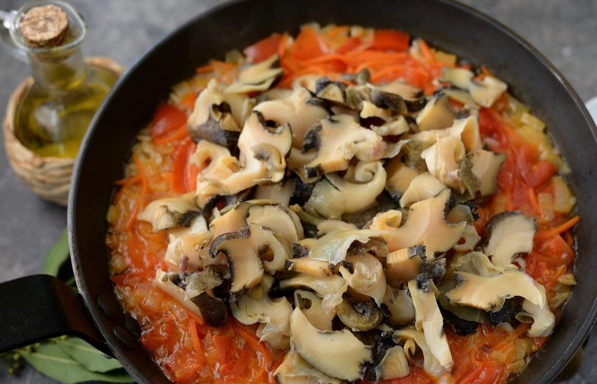 1. Этап. Плов с рапанами: Переложите моллюска в рис, аккуратно перемешайте и готовьте еще 5 минут. Спустя время выключите плиту и дайте плову настояться под крышкой 10 минут. За это время рис максимально набухнет и пропитается всеми вкусами и ароматами.