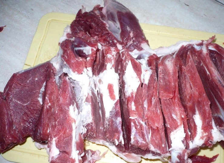 1. Этап. Баранина с черносливом: Для этого рецепта подойдет баранья нога или любой цельный кусок мяса. Если используете ногу, то для начала нужно аккуратно удалить кость, для этого разрезаем мясо вдоль кости и убираем ее. Теперь разворачиваем мясо, так чтобы получился ровный пласт, солим его и перчим, делаем в баранине надрезы.