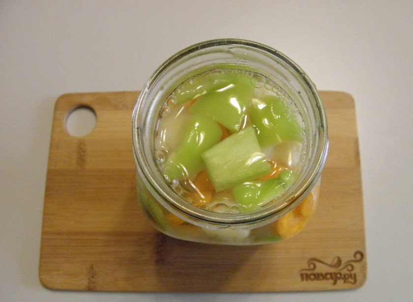 1. Этап. Закатка цветной капусты: Приготовьте из воды, уксуса, сахара и соли маринад. Доведите его кипения, кипящим разлейте по баночкам. Закатайте баночки стерильными крышками, укутайте их в теплое одеяло на сутки. После чего консервацию можно перенести в прохладное место для длительного хранения.