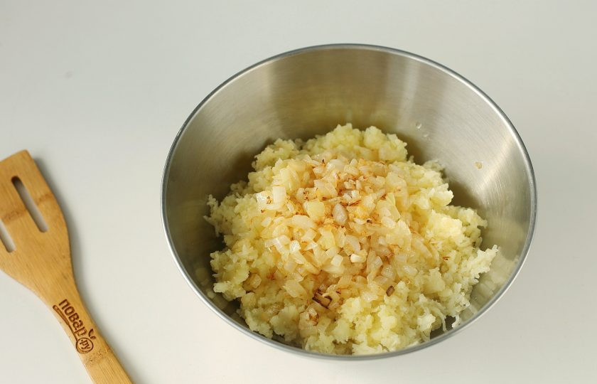 1. Этап. Котлеты из картофеля в мундире: Лук нарежьте мелкими кубиками, обжарьте на сливочном масле и добавьте к картофелю.