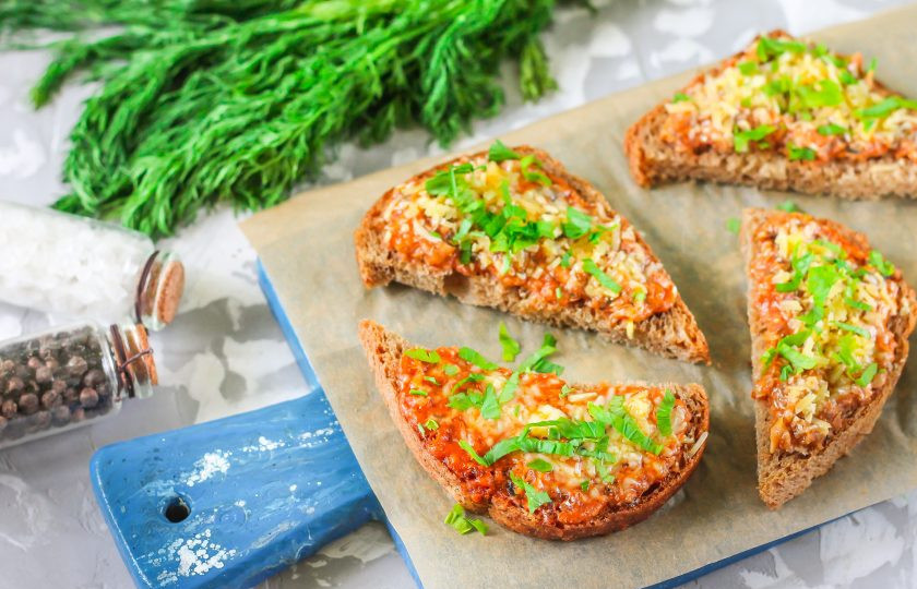 1. Этап. Бутерброды с килькой в томатном соусе: Промойте выбранную вами свежую зелень, измельчите ее и присыпьте сверху горячие бутерброды. Подавайте к столу теплыми с чаем или кефиром.