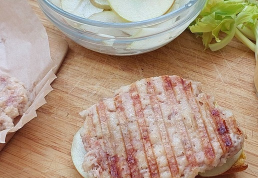 1. Этап. Манговый Верзила с котлетой из индейки: Кладем стейк-котлету