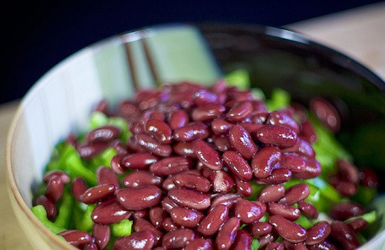 1. Этап. Салат Лакомка: 3. Выложить в мисочку консервированную (в данном случае) фасоль, предварительно слив всю жидкость. Также можно заменить ее горошком, например или другими любимыми бобовыми.