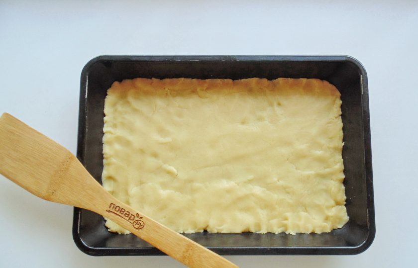 1. Этап. Пирог с орехами и вареньем: После большую часть теста выложите в форму для выпечки.