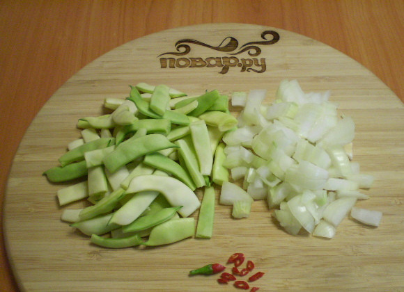 1. Этап. Салат из фасоли остренький: Режем фасоль, лук и перец.