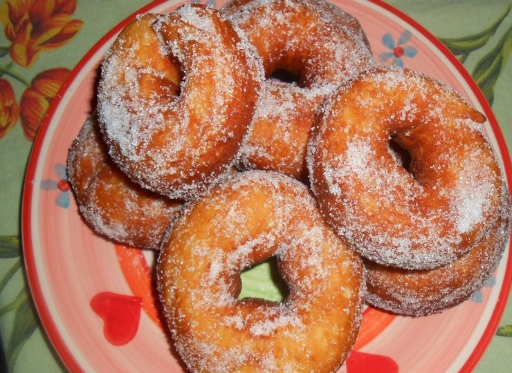 1. Этап. Картофельные пончики: 8. Готовые пончики выложите на бумажные полотенца, затем еще горячими обваляйте в сахарном песке и подавайте на стол. Приятного аппетита!