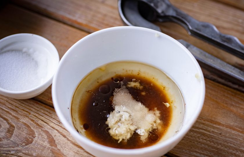 1. Этап. Салат сливочный сыр со свеклой: Приготовьте заправку для салата. В отдельную мисочку залейте оливковое масло, соевый соус, выдавите сок лимона, через пресс продавите очищенные зубчики чеснока, добавьте соль.