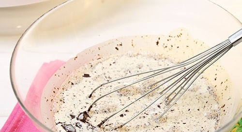 1. Этап. Торт Сникерс с безе: 20. Залейте горячими сливками и перемешивайте, пока шоколад полностью не растворится.